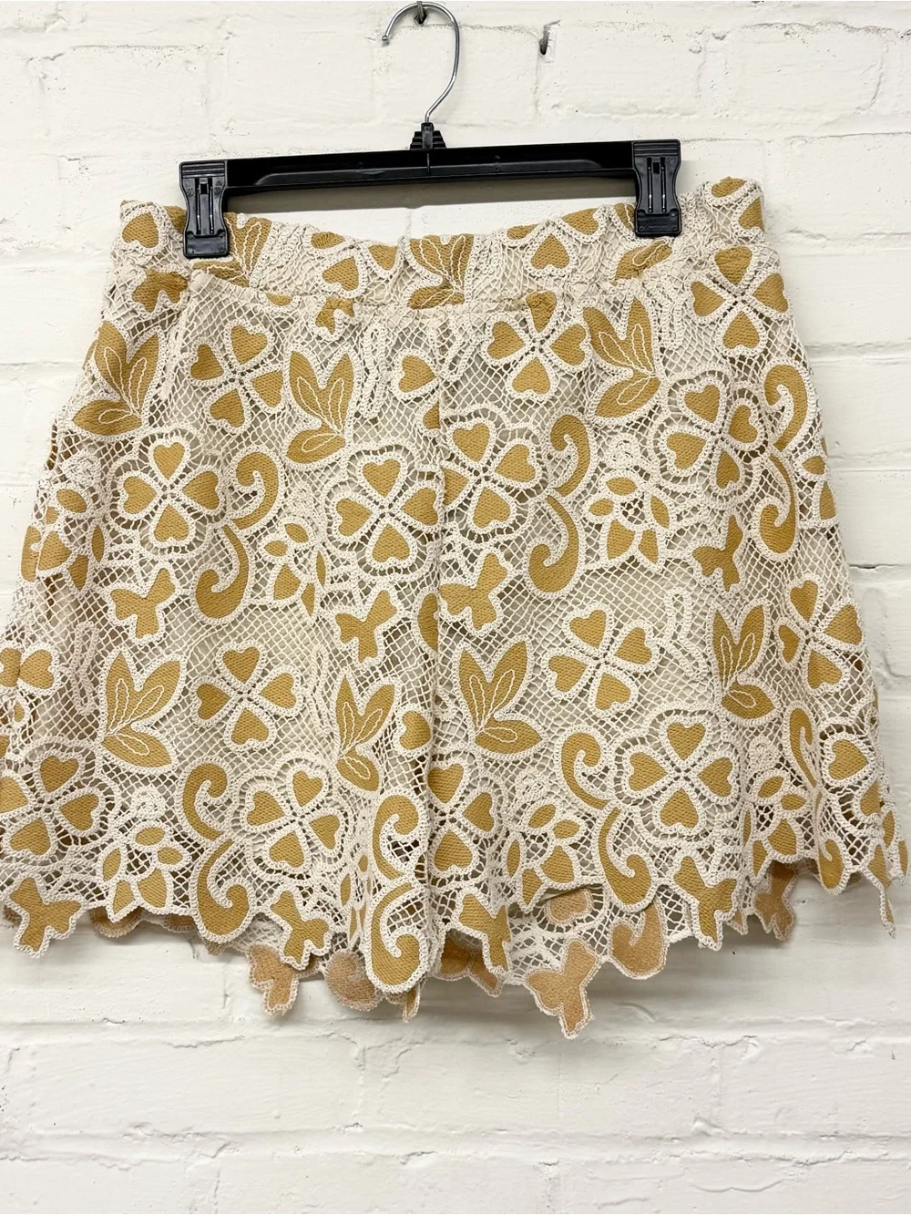 NWT Gracia Floral Lace Overlay Short Large